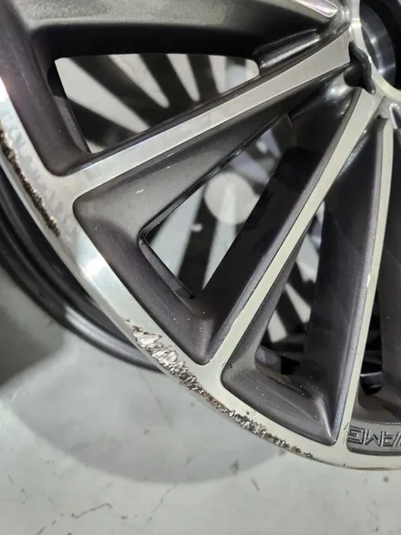 남양주휠복원 / 벤츠 C300 AMG line W206 / 19인치 다이아컷팅휠복원 / 고퀄리티 / 합리적인비용 / 휠수리는 휠게이트 / 남양주시 진건읍