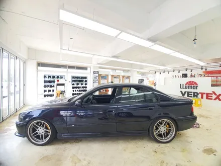 BMW 5시리즈 M5 올드카 루마TNT 반사필름 썬팅 시공은 수원금호카스에서 / 경기 수원