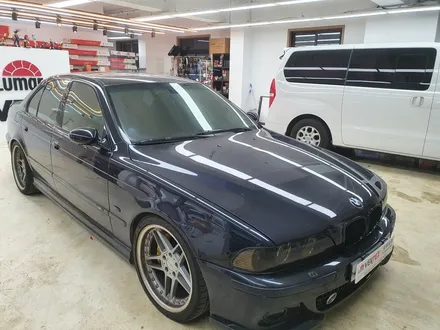 BMW 5시리즈 M5 올드카 루마TNT 반사필름 썬팅 시공은 수원금호카스에서 / 경기 수원
