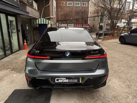 BMW i7 듀오톤(투톤)랩핑, 전체 크롬 딜리트 (크롬 죽이기) 하이그로시 고광택 블랙 시공 ( 마포구 PPF , 마포구 랩핑 ) < 코션 마포점 > / 마포구 신수동