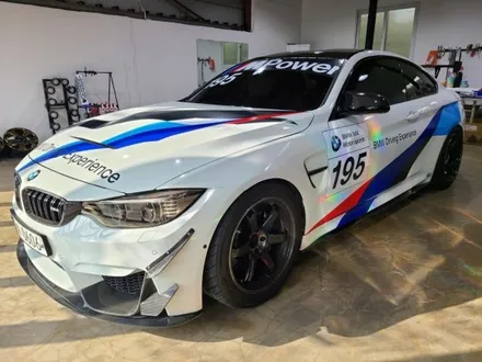 BMW M4 디자인 데칼 시공 [케이랩스_진해랩핑+창원랩핑+전체랩핑+부분랩핑+광고랩핑] 창원랩핑샵 / 창원시 진해구