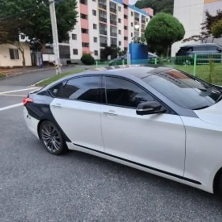 창원랩핑 - 주차된 제네시스 G80 랩핑되어있는데..누가 박았어요? 재랩핑도 케이랩하우스!![진해랩핑, 마산랩핑, 경남랩핑, 루프스킨, 전체랩핑,부분랩핑, 광고랩핑]-창원랩핑샵 / 창원시 진해구