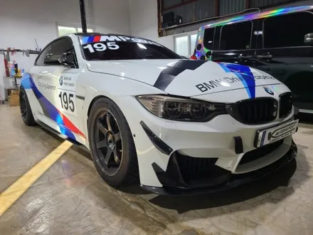 BMW M4 디자인 데칼 시공 [케이랩스_진해랩핑+창원랩핑+전체랩핑+부분랩핑+광고랩핑] 창원랩핑샵 / 창원시 진해구