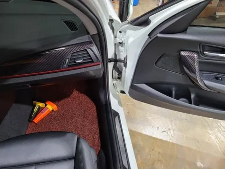 [케이랩스_진해랩핑+창원랩핑+전체랩핑+부분랩핑+광고랩핑]BMW 118D 실내 카본 랩핑 / 창원시 진해구