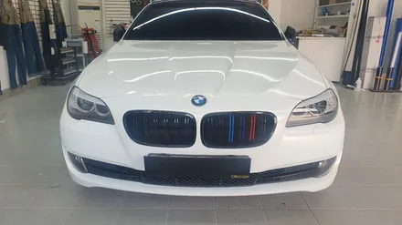 용인랩핑 bmw 520d 색상변경 사틴그레이에서 화이트 골드 스파클로 전체랩핑 / 동탄