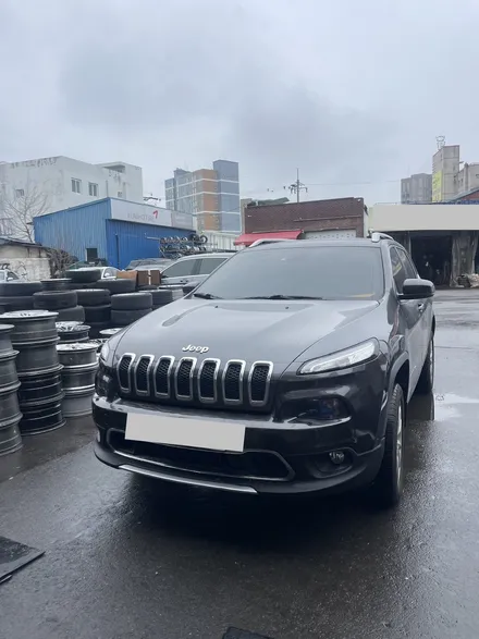 체로키(KL)2.4 론지튜드 AWD 순정휠 18인치 크롬휠 휠부식으로 인한 박리 및 블랙유광 휠도색작업 광주휠수리 광주휠복원전문점 / 광주 북구 유동