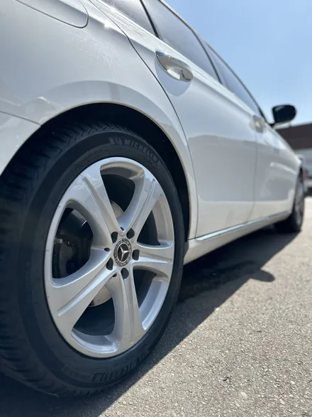 벤츠 E클래스 W213 E200 아방가르드 순정휠 18인치 휠파손 타이어파스로 휠교체 및 타이어교환 광주타이어 광주휠복원 광주휠수리전문점 / 광주 북구 유동