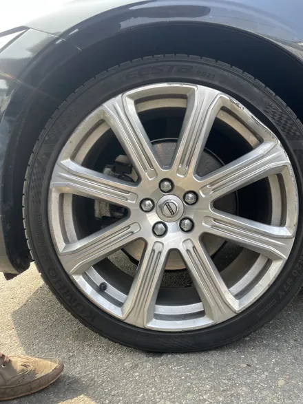 볼보 S90 T8 AWD 액설런스 순정휠 20인치 광주 포트홀사고로 휘어진휠 휠파손 휠교환 휠수리 휠교체 타이어교체작업 광주휠복원 광주휠수리추천 / 광주 북구 유동