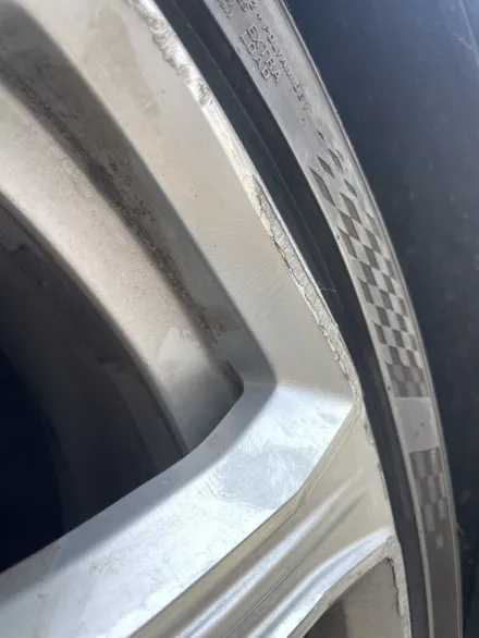 볼보 S90 T8 AWD 액설런스 순정휠 20인치 광주 포트홀사고로 휘어진휠 휠파손 휠교환 휠수리 휠교체 타이어교체작업 광주휠복원 광주휠수리추천 / 광주 북구 유동