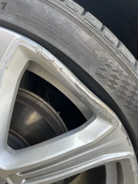 볼보 S90 T8 AWD 액설런스 순정휠 20인치 광주 포트홀사고로 휘어진휠 휠파손 휠교환 휠수리 휠교체 타이어교체작업 광주휠복원 광주휠수리추천 / 광주 북구 유동