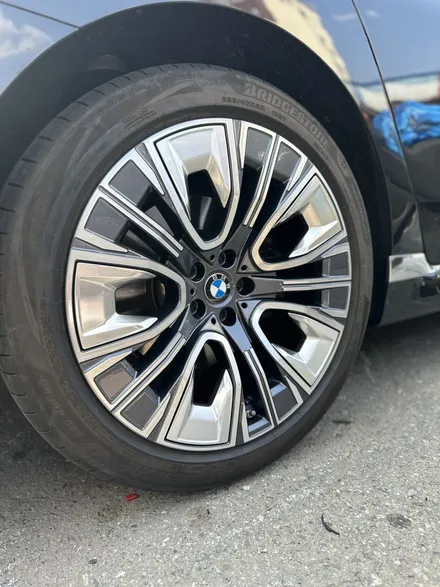 BMW 7시리즈 G70 740d xDrive 디자인 퓨어 엑셀런스 순정휠 20인치 다이아몬드컷팅휠 휠복원 광주 컷팅휠복원 휠수리 BMW휠전문점 BMW휠복원 수입차휠수리 / 광주 북구 유동