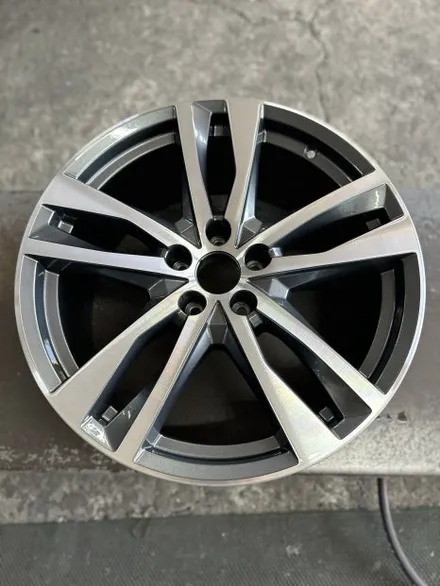 아우디 A6 (C8) 45TFSI 콰트로 프리미엄 순정휠 19인치 다이아몬드컷팅휠 휠복원작업 광주 휠복원 컷팅휠 휠수리 휠잘하는곳 휠복원전문업체 휠복원업체추천 / 광주 북구 유동