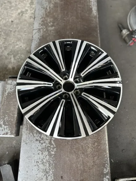 볼보 S90 B5 인스크립션 19인치 순정휠 다이아몬드컷팅복원 광주 컷팅휠복원 휠수리 휠복원 상처난휠수리 휠기스제거 휠재생 수입차휠잘하는곳 볼보휠복원 / 광주 북구 유동
