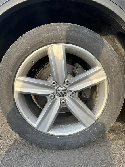 폭스바겐 뉴투아렉 V6 2.0 TDI 블루모션 19인치 순정휠 블랙유광 휠커스텀 광주 휠복원 광주휠도색 수입차휠잘하는곳 블랙휠제작 광주순정휠도색 / 광주 북구 유동