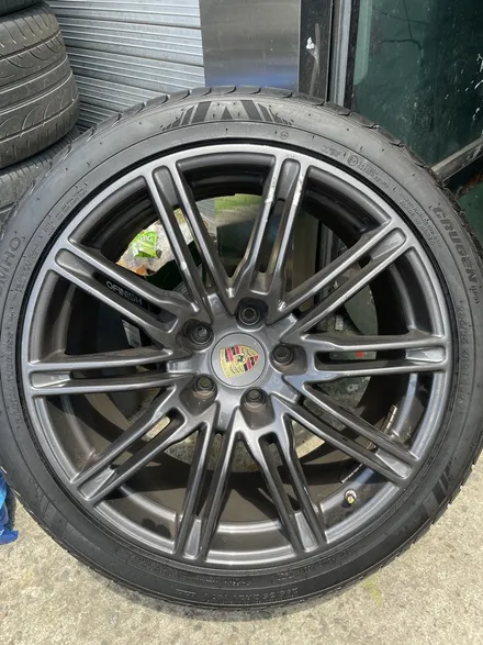 포르쉐 카이엔 터보 순정 21인치 도색 복원 작업 금호타이어 295 / 35 R21 크루젠 HP91 건메탈유광 휠도색 / 광주 북구 유동