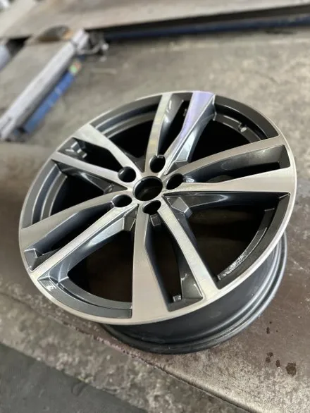 아우디 A6 (C8) 45TFSI 콰트로 프리미엄 순정휠 19인치 다이아몬드컷팅휠 휠복원작업 광주 휠복원 컷팅휠 휠수리 휠잘하는곳 휠복원전문업체 휠복원업체추천 / 광주 북구 유동