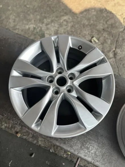 GM 쉐보레 크루즈5 1.8 LTZ 순정휠 17인치 실버컬러 휠도색복원 광주 휠수리 휠복원 휠기스제거 휠상처복원 휠도색잘하는곳 휠복원잘하는곳 / 광주 북구 유동