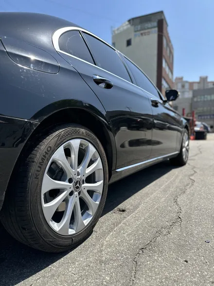 벤츠 E클래스 W213 E220d 4MATIC 익스클루시브 순정휠 18인치 휠도색복원 광주 휠도색 휠복원 휠수리전문점 휠수리업체추천 휠판매점 / 광주 북구 유동