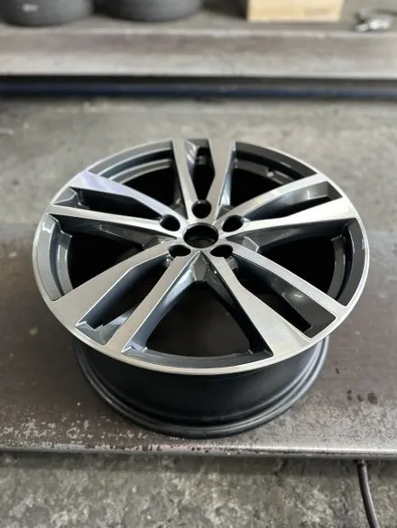 아우디 A6 (C8) 45TFSI 콰트로 프리미엄 순정휠 19인치 다이아몬드컷팅휠 휠복원작업 광주 휠복원 컷팅휠 휠수리 휠잘하는곳 휠복원전문업체 휠복원업체추천 / 광주 북구 유동