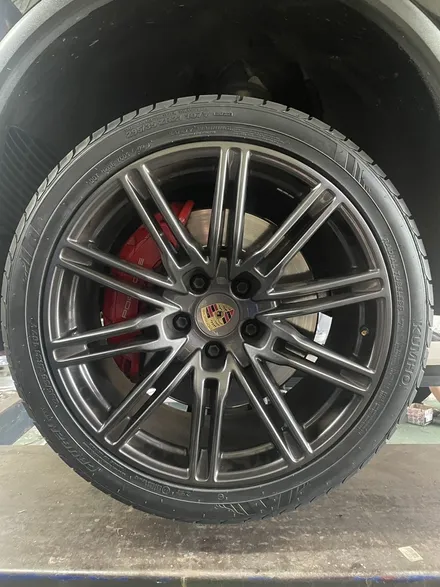포르쉐 카이엔 터보 순정 21인치 도색 복원 작업 금호타이어 295 / 35 R21 크루젠 HP91 건메탈유광 휠도색 / 광주 북구 유동