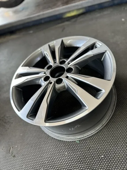벤츠 E클래스 W212 E300 엘레강스 17인치 순정휠 휠교체작업 광주 휠수리 휠복원 벤츠휠잘하는곳 벤츠휠전문점 휠판매 휠저렴한곳 휠복원잘하는곳 / 광주 북구 유동
