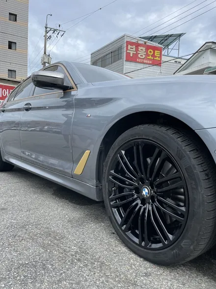 BMW 5시리즈 G바디 M550d 19인치 블랙유광 순정휠 복원작업 / 광주휠수리 전문업체 광주휠복원 전문점 / 광주 북구 유동
