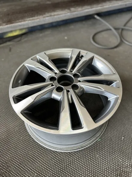 벤츠 E클래스 W212 E300 엘레강스 17인치 순정휠 휠교체작업 광주 휠수리 휠복원 벤츠휠잘하는곳 벤츠휠전문점 휠판매 휠저렴한곳 휠복원잘하는곳 / 광주 북구 유동