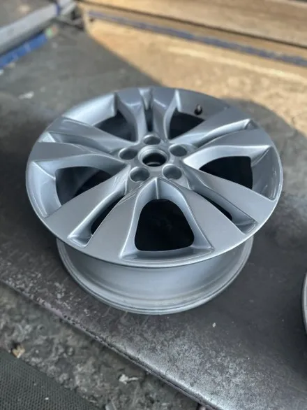 GM 쉐보레 크루즈5 1.8 LTZ 순정휠 17인치 실버컬러 휠도색복원 광주 휠수리 휠복원 휠기스제거 휠상처복원 휠도색잘하는곳 휠복원잘하는곳 / 광주 북구 유동