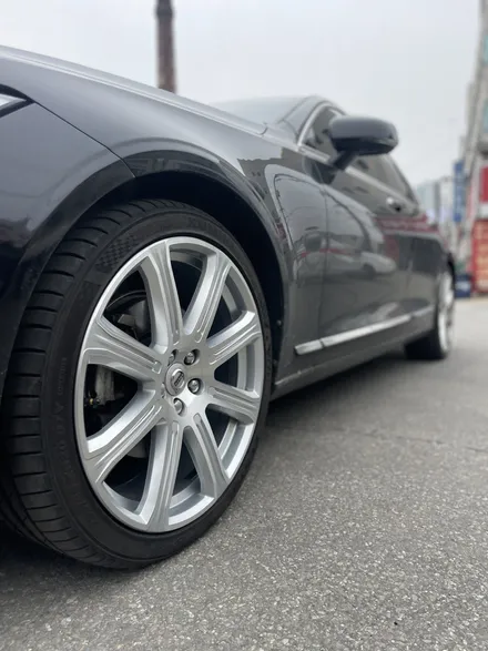 볼보 S90 T8 AWD 액설런스 순정휠 20인치 광주 포트홀사고로 휘어진휠 휠파손 휠교환 휠수리 휠교체 타이어교체작업 광주휠복원 광주휠수리추천 / 광주 북구 유동