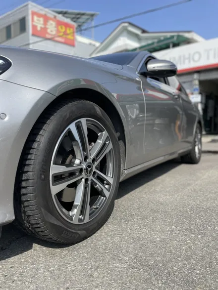 벤츠 E클래스 W213 E250 아방가르드 18인치 순정휠 휠교환 광주휠수리 광주휠복원 광주타이어 중고휠 복원휠판매 휠잘하는곳 / 광주 북구 유동