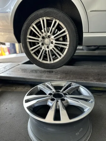 벤츠 E클래스 W212 E300 엘레강스 17인치 순정휠 휠교체작업 광주 휠수리 휠복원 벤츠휠잘하는곳 벤츠휠전문점 휠판매 휠저렴한곳 휠복원잘하는곳 / 광주 북구 유동