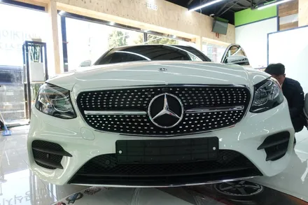 벤츠 W213 E300 AMG라인 다이야몬드그릴 장착도 역시 솔라가드프리미엄 진주점 / 진주시 상대동