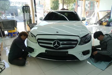 벤츠 W213 E300 AMG라인 다이야몬드그릴 장착도 역시 솔라가드프리미엄 진주점 / 진주시 상대동