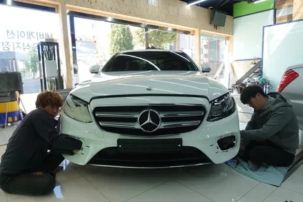 벤츠 W213 E300 AMG라인 다이야몬드그릴 장착도 역시 솔라가드프리미엄 진주점 / 진주시 상대동