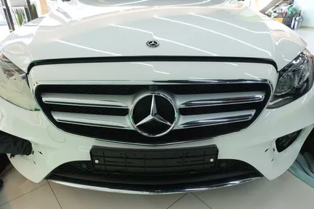 벤츠 W213 E300 AMG라인 다이야몬드그릴 장착도 역시 솔라가드프리미엄 진주점 / 진주시 상대동