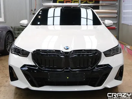 BMW 5시리즈 아이코닉 글로우 키드니 그릴랩핑 시공 후기, 3M 2080 유광 블랙 랩핑으로 완성한 스포티한 프론트 디자인 / 대구 수성구 중동