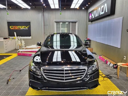 벤츠 E220d 블랙차량을 순정 화이트로 변신 / LB고광택랩핑 / 고광택랩핑 / 랩핑 /대구랩핑 / 크레이지모터스 / 대구 수성구 중동