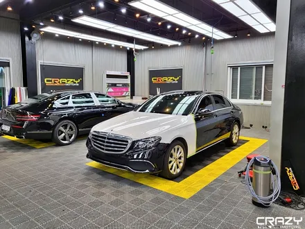 벤츠 E220d 블랙차량을 순정 화이트로 변신 / LB고광택랩핑 / 고광택랩핑 / 랩핑 /대구랩핑 / 크레이지모터스 / 대구 수성구 중동