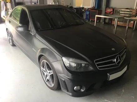 벤츠 C63 AMG 블랙브러쉬드 전체랩핑 필름제거 - by 의정부 오토아틀리에, 전체랩핑, 의정부랩핑, 의정부카스킨, 필름제거, 전체랩핑제거