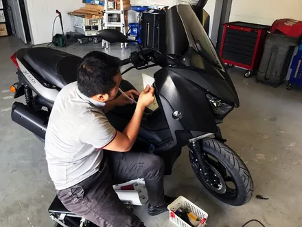 YAMAHA XMAX 300 전체 3M 블랙 브러쉬드 랩핑 - by 의정부 오토아틀리에, 스쿠터랩핑, 바이크랩핑, 의정부랩핑,