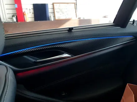 BMW 5시리즈 실내 하이그로시 카본랩핑.