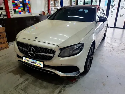 벤츠 E300 전체랩핑 화이트펄 재시공, 의정부에서도 가까운 오토아틀리에.