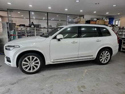 볼보 XC90 전체 랩핑, 글로스 라이트 그레이.