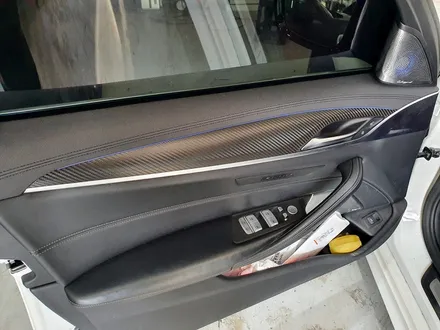 BMW 5시리즈 실내 하이그로시 카본랩핑.