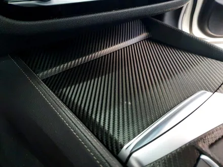 BMW 5시리즈 실내 하이그로시 카본랩핑.