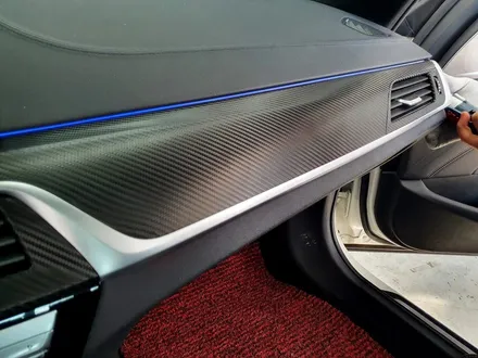 BMW 5시리즈 실내 하이그로시 카본랩핑.