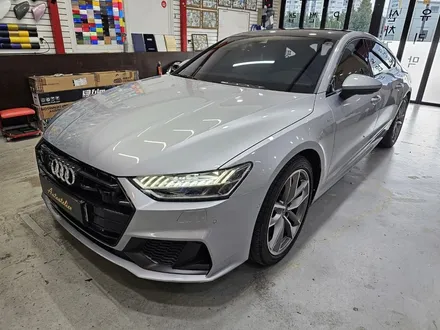 신형 아우디 A7 55TFSI 크롬 죽이기 시공.