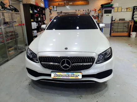 벤츠 E300 전체랩핑 화이트펄 재시공, 의정부에서도 가까운 오토아틀리에.