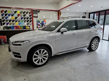 볼보 XC90 전체 랩핑, 글로스 라이트 그레이.