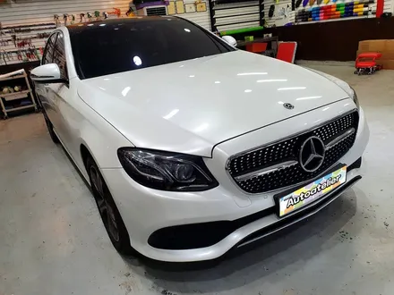 벤츠 E300 전체랩핑 화이트펄 재시공, 의정부에서도 가까운 오토아틀리에.